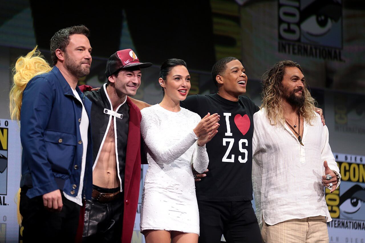 Para pemeran utama film Justice League tengah berpose berdampingan di panel Comic Con